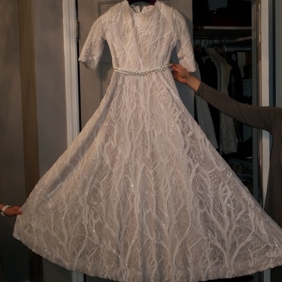 A lined wedding gown - Picture 2 of 6
